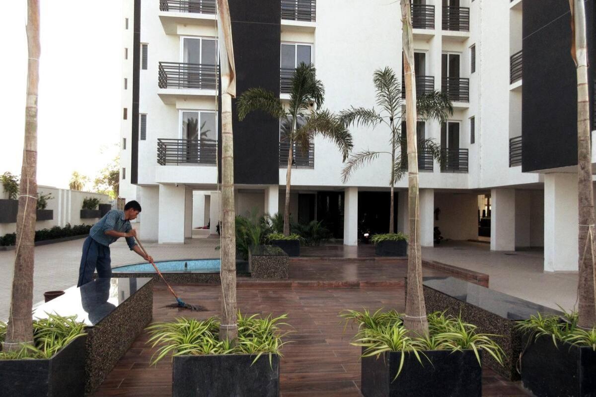7 Seasons Palm Suite With Sky Orbit, Balcony, Swimming Pool, Wifi, Playground Rajkot Exterior foto