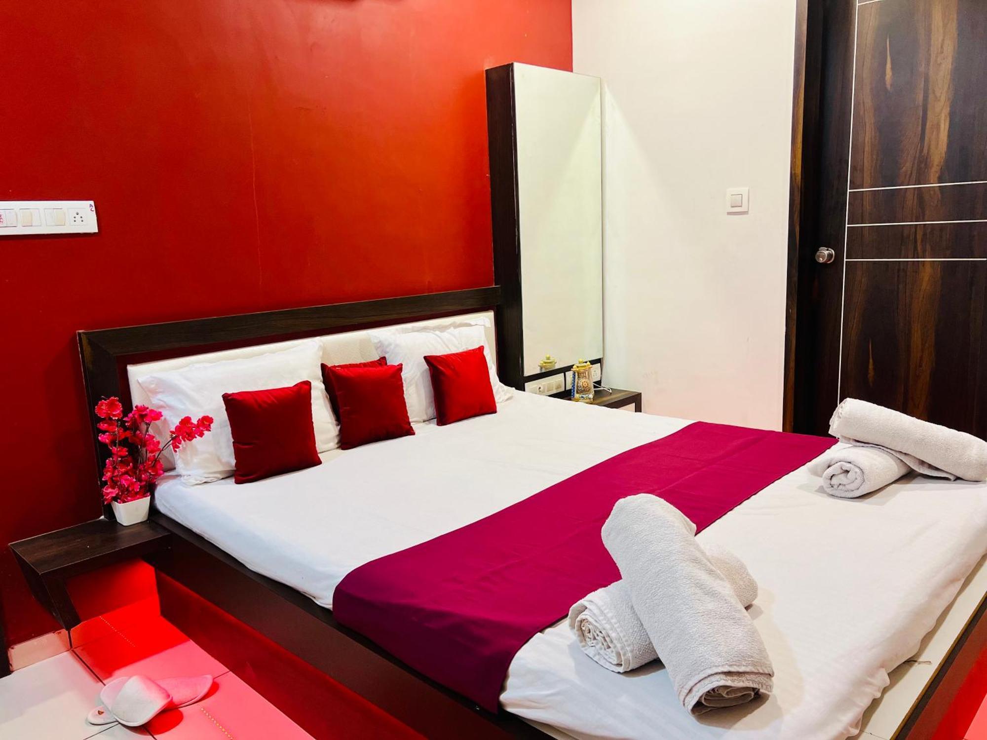 7 Seasons Palm Suite With Sky Orbit, Balcony, Swimming Pool, Wifi, Playground Rajkot Exterior foto