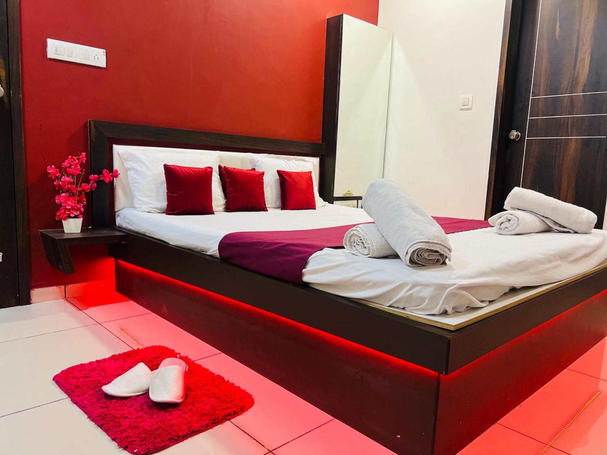7 Seasons Palm Suite With Sky Orbit, Balcony, Swimming Pool, Wifi, Playground Rajkot Exterior foto